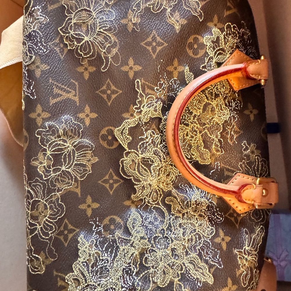LV speedy 30 with lace
And lock and key clean inside. With box and dust bag - Picture 4 of 16